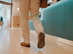 Turis Inggris Ditangkap Polisi gegara Bikin Ulasan Palsu