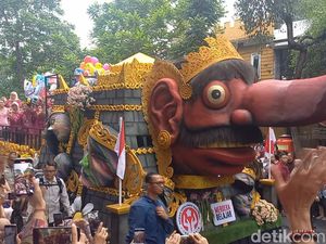 Naik Mobil Hias Rajamala, Iriana Jokowi Ikuti Pawai HUT Dekranas di Solo Naik Mobil Hias Rajamala, Iriana Jokowi Ikuti Pawai HUT Dekranas di Solo