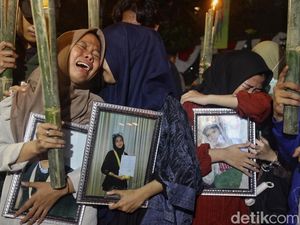 Isak Tangis Warnai Aksi Solidaritas SMK Lingga Kencana di Depan Kemendikbud Isak Tangis Warnai Aksi Solidaritas SMK Lingga Kencana di Depan Kemendikbud