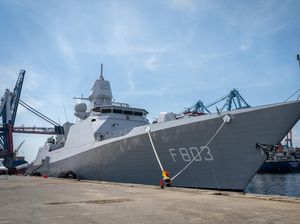 Melihat Lebih Dekat Kapal Perang Belanda yang Sandar di Jakarta