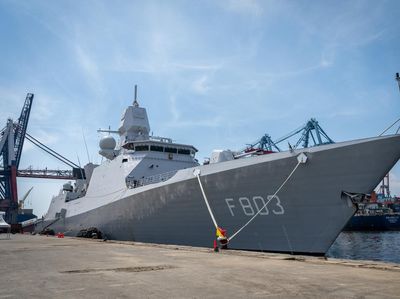 Melihat Lebih Dekat Kapal Perang Belanda yang Sandar di Jakarta
