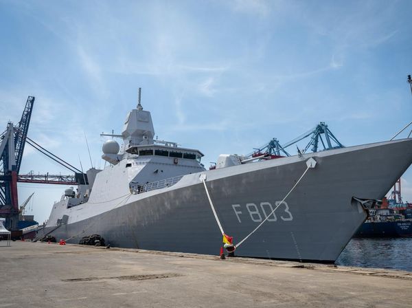 Melihat Lebih Dekat Kapal Perang Belanda yang Sandar di Jakarta