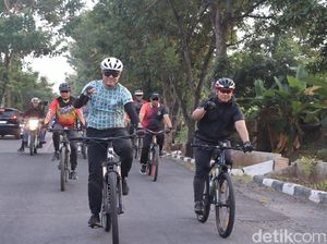 Cara Kapolres Lamongan Jaga Kebugaran Sekaligus Pantau Situasi Wilayah Cara Kapolres Lamongan Jaga Kebugaran Sekaligus Pantau Situasi Wilayah