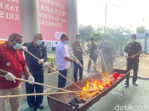 Kejari Sorong Musnahkan 71 Barang Bukti Pidana yang Disita 6 Bulan Terakhir