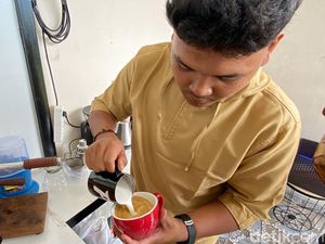 Kisah Devin, Marbut Barista di Sukabumi Sajikan Kopi Gratis ke Jemaah Kisah Devin, Marbut Barista di Sukabumi Sajikan Kopi Gratis ke Jemaah