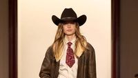10 Foto Koleksi Ralph Lauren Fall/ Winter 2024, Busana Klasik yang Glamor