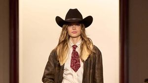 10 Foto Koleksi Ralph Lauren Fall/ Winter 2024, Busana Klasik yang Glamor