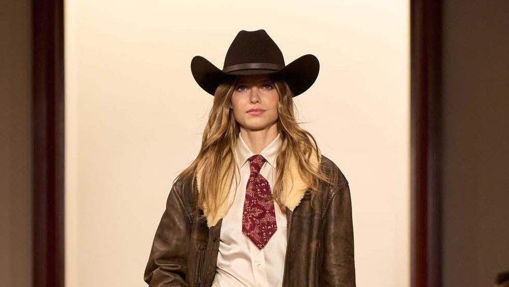 10 Foto Koleksi Ralph Lauren Fall/ Winter 2024, Busana Klasik yang Glamor 10 Foto Koleksi Ralph Lauren Fall/ Winter 2024, Busana Klasik yang Glamor