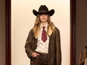 10 Foto Koleksi Ralph Lauren Fall/ Winter 2024, Busana Klasik yang Glamor 10 Foto Koleksi Ralph Lauren Fall/ Winter 2024, Busana Klasik yang Glamor