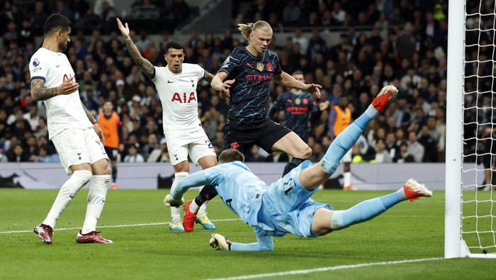 Soccer Football - Premier League - Tottenham Hotspur v Manchester City - Tottenham Hotspur Stadium, London, Britain - May 14, 2024 Manchester Citys Erling Braut Haaland scores their first goal past Tottenham Hotspurs Guglielmo Vicario Action Images via Reuters/Peter Cziborra EDITORIAL USE ONLY. NO USE WITH UNAUTHORIZED AUDIO, VIDEO, DATA, FIXTURE LISTS, CLUB/LEAGUE LOGOS OR LIVE SERVICES. ONLINE IN-MATCH USE LIMITED TO 120 IMAGES, NO VIDEO EMULATION. NO USE IN BETTING, GAMES OR SINGLE CLUB/LEAGUE/PLAYER PUBLICATIONS. PLEASE CONTACT YOUR ACCOUNT REPRESENTATIVE FOR FURTHER DETAILS..