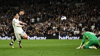 Tottenham sedianya sempat membuat fans Arsenal hampir bersorak, saat Son Heung-min punya peluang emas. Ia berhadapan satu lawan satu dengan kiper City, namun gagal memasukkan bolanya. Foto: REUTERS/Dylan Martinez