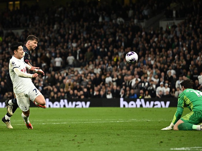Soccer Football - Premier League - Tottenham Hotspur v Manchester City - Tottenham Hotspur Stadium, London, Britain - May 14, 2024 Manchester City's Stefan Ortega saves from Tottenham Hotspur's Son Heung-min REUTERS/Dylan Martinez EDITORIAL USE ONLY. NO USE WITH UNAUTHORIZED AUDIO, VIDEO, DATA, FIXTURE LISTS, CLUB/LEAGUE LOGOS OR 'LIVE' SERVICES. ONLINE IN-MATCH USE LIMITED TO 120 IMAGES, NO VIDEO EMULATION. NO USE IN BETTING, GAMES OR SINGLE CLUB/LEAGUE/PLAYER PUBLICATIONS. PLEASE CONTACT YOUR ACCOUNT REPRESENTATIVE FOR FURTHER DETAILS..