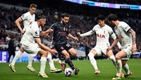 Laga Tottenham Hotspur vs Manchester City dinilai fans Arsenal menjadi peluang untuk mempertahankan singgasana puncak klasemen. Banyak fans Arsenal berharap Tottenham menang, agar The Gunners bisa makin dekat ke trofi juara. (Foto: REUTERS/Dylan Martine)