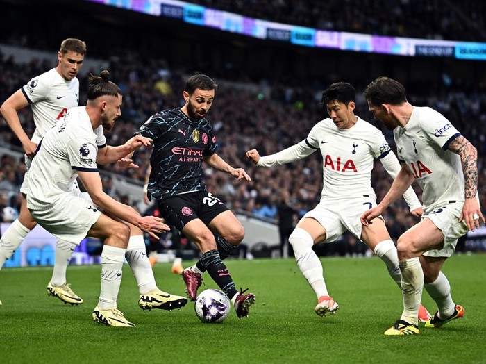Soccer Football - Premier League - Tottenham Hotspur v Manchester City - Tottenham Hotspur Stadium, London, Britain - May 14, 2024 Manchester City's Bernardo Silva in action with Tottenham Hotspur's Radu Dragusin, Son Heung-min and Pierre-Emile Hojbjerg REUTERS/Dylan Martinez EDITORIAL USE ONLY. NO USE WITH UNAUTHORIZED AUDIO, VIDEO, DATA, FIXTURE LISTS, CLUB/LEAGUE LOGOS OR 'LIVE' SERVICES. ONLINE IN-MATCH USE LIMITED TO 120 IMAGES, NO VIDEO EMULATION. NO USE IN BETTING, GAMES OR SINGLE CLUB/LEAGUE/PLAYER PUBLICATIONS. PLEASE CONTACT YOUR ACCOUNT REPRESENTATIVE FOR FURTHER DETAILS..