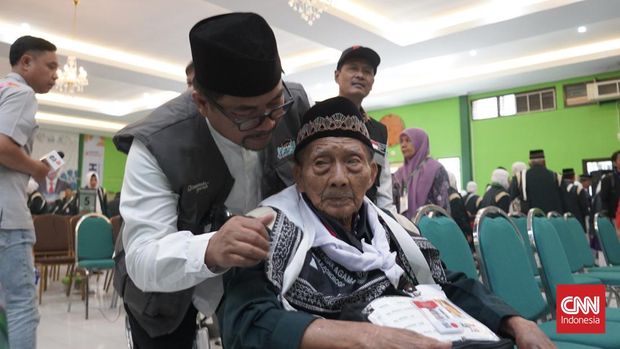 Kakek berusia 109 tahun asal Ponorogo, Jawa Timur, bernama Hardjo Mislan jadi jemaah calon haji tertua di Indonesia. Dia kini tergabung di kloter 19 Embarkasi Surabaya, dan akan segera berangkat ke tanah suci. Indonesia/Farid Rahman