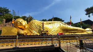 Melihat Tradisi Memandikan Patung Buddha Tidur di Mojokerto Jelang Waisak