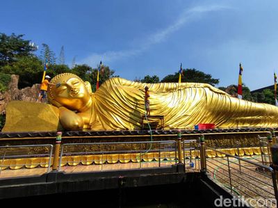 Melihat Tradisi Memandikan Patung Buddha Tidur di Mojokerto Jelang Waisak
