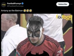 Fans secara kreatif mengubah wajah bengis Antony menjadi beragam meme. Salah satunya mengubah winger MU itu menjadi Batman. (Foto: Twitter)