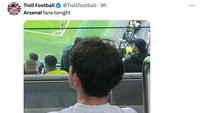 Begin nih penampakan fans Arsenal rela jadi fans Tottenham Hotspur. (Foto: Twitter @TrollFootball)
