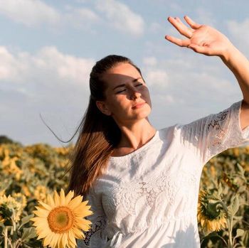 Mengabaikan paparan sinar matahari/ Foto: Freepik.com/freepik