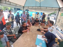 Ditertibkan, Jukir Liar Mendebat Petugas Dishub Saat Diminta Isi Data