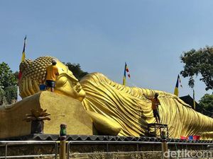 Video: Melihat Patung Buddha Raksasa Dimandikan, Sambut Waisak di Mojokerto Video: Melihat Patung Buddha Raksasa Dimandikan, Sambut Waisak di Mojokerto
