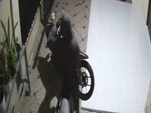 Aksi Maling Motor di Palembang Terekam CCTV, Pelaku 2 Orang-Bobol Pagar