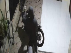 Aksi Maling Motor di Palembang Terekam CCTV, Pelaku 2 Orang-Bobol Pagar