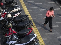 Polisi Tindak Pemotor Parkir Liar di Kawasan Senayan Jakpus