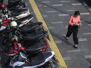 Polisi Tindak Pemotor Parkir Liar di Kawasan Senayan Jakpus Polisi Tindak Pemotor Parkir Liar di Kawasan Senayan Jakpus