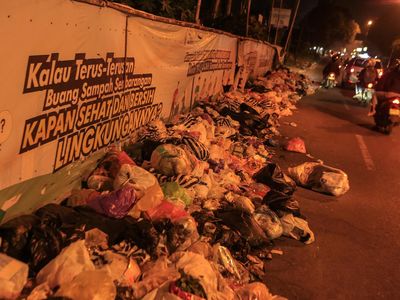 Potret Tumpukan Sampah Makan Jalan di Yogyakarta