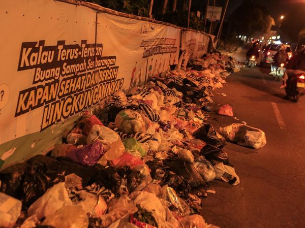 Potret Tumpukan Sampah Makan Jalan di Yogyakarta