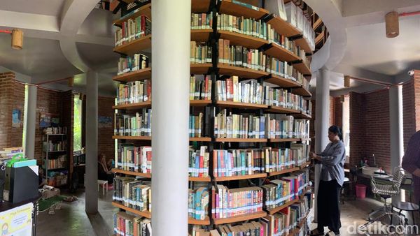 Perpustakaan Kerucut Tersembunyi di Ciputat, Bisa jadi Ide Mengisi Weekend