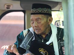 Potret Calon Haji Tertua RI Tiba di Asrama Surabaya