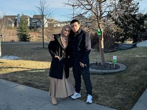 7 Selebriti yang Tinggal di Luar Negeri, Kerja di Pabrik-Pengantar Makanan 7 Selebriti yang Tinggal di Luar Negeri, Kerja di Pabrik-Pengantar Makanan