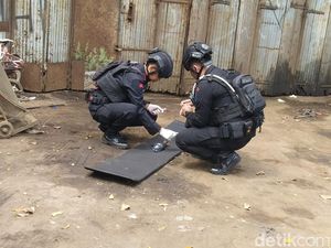 Gegana Disposal Temuan Mortir di Gudang Rongsok Muntilan Magelang Gegana Disposal Temuan Mortir di Gudang Rongsok Muntilan Magelang