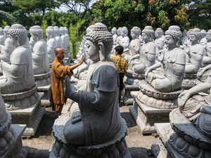 Ritual Pemandian Buddha Rupang Jelang Waisak di Semarang