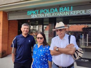 Roy Marten dan Anaknya Sambangi Polda Bali, Ada Apa? Roy Marten dan Anaknya Sambangi Polda Bali, Ada Apa?