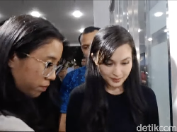 Sandra Dewi Tertunduk Usai Diperiksa Selama 10 Jam di Kejagung
