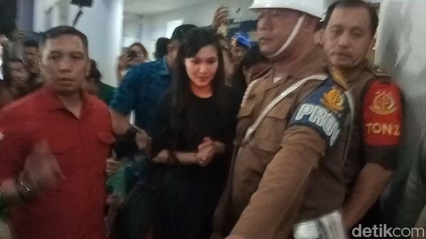 Sandra Dewi keluar dari Kejagung.