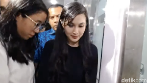8 Momen Sandra Dewi Diam Tertunduk Usai Jalani Pemeriksaan di Kejagung