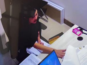 Tak Ada Senyum dan Love Sign Sandra Dewi Saat Diperiksa Kejagung Kali Ini