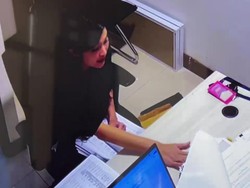 Tak Ada Senyum dan Love Sign Sandra Dewi Saat Diperiksa Kejagung Kali Ini