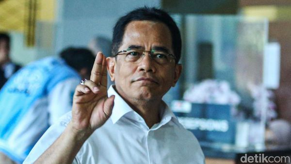 Berkemeja Putih, Sekjen DPR Indra Iskandar Penuhi Panggilan KPK