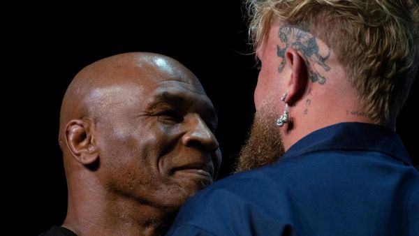 Senyum Mike Tyson untuk Jake Paul Jelang Duel