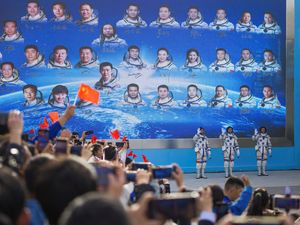 Kenalan dengan Chinese TARS yang Siap Bantu Astronaut di Luar Angkasa Kenalan dengan Chinese TARS yang Siap Bantu Astronaut di Luar Angkasa
