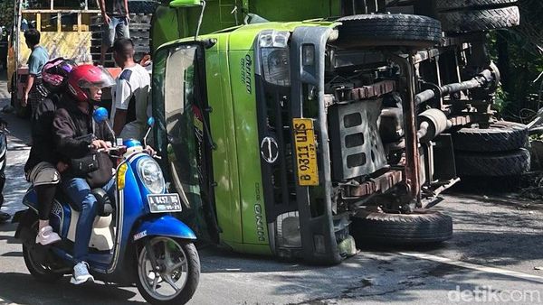 Tak Kuat Menanjak, Truk Terguling di Tangerang Selatan