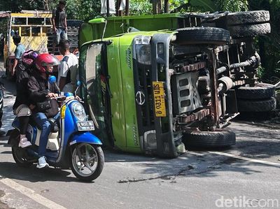 Tak Kuat Menanjak, Truk Terguling di Tangerang Selatan