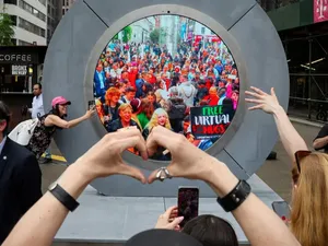 Gara-gara Model OnlyFans Pamer Payudara, Portal Dublin-New York Ditutup