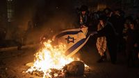 Tolak Zionisme, Yahudi Ultra-Ortodoks Bakar Bendera Israel
